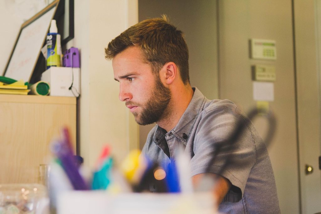Homme qui assis à son bureau