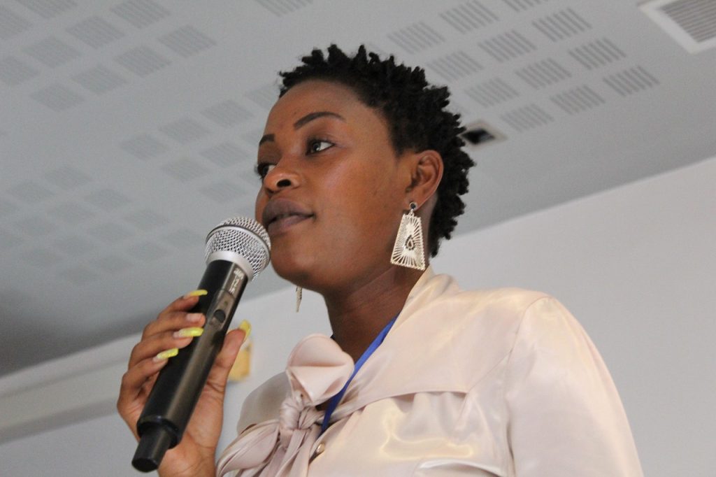 Femme parlant dans un micro